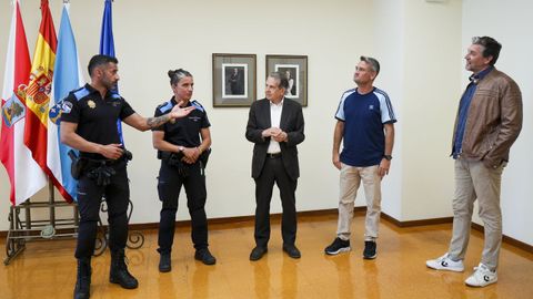El alcalde, Abel Caballero, recibi� ayer en la alcald�a a los dos polic�as locales y dos civiles que salvaron tres vidas