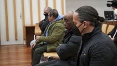 El principal acusado, con mascarilla, junto a otros cuatro de los cinco procesados por este alijo.