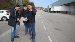 Los ediles Tino Cordal, Xurxo Charl�n y el alcalde Samuel Lago visitaron este viernes el pol�gono industrial