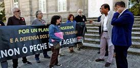 Trabajadoras y representantes de la CGT hablaron con Guerra antes de su entrada a la Diputaci�n.