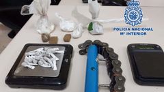 Imagen de la droga y el pu�o americano decomisado por la Polic�a Nacional en Os Mallos (A Coru�a)