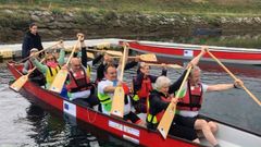 Alumnos sniores del Programa Universitario de Maiores (PUM) del campus de Pontevedra de la UVigo en una actividad de barco dragn en Pontedeume