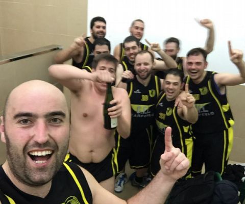 La euforia se apoder� de los viveirenses tras el final del partido. 