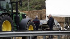 Imagen del coche que se empotr� con las alpacas de hierba