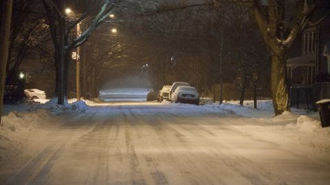 Desde las 23.00 de la noche qued� interrumpido el tr�fico normal en las calles de la ciudad