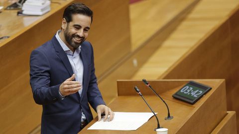 El portavoz del grupo socialista en el Parlamento valenciano durante su intervencin