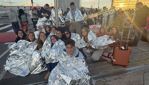 Los alumnos del Frei Martín Sarmiento, en el exterior del aeropuerto, cuando fueron desalojados