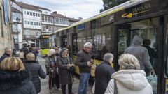 El transporte urbano (en imagen de archivo, usuarios en la parada frente al instituto Rosal�a de Castro) se reorganizar� en diecis�is l�neas con el futuro contrato.