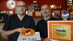 Santiago Castro y Aser Gonzlez, en el restaurante A Cova do Savio, con el pincho que gan el premio popular del concurso Barbads a Bocados.