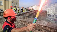 Trabajadores de Alcoa protestan en la muralla de Lugo para que Alcoa acuerde la venta de la planta
