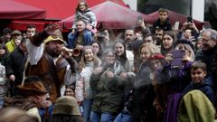 Publico en una de las calles del casco hist�rico en la Feira Medieval