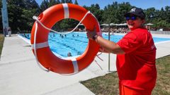 En la foto, una de las socorristas de la piscina de O Couto en la primera jornada de funcionamiento. 