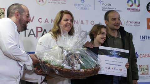 Beatriz Alcalá, de La Zapatería del Abuelo, de Ourense, recogiendo el premio a la tapa gluten free de la cuarta edición del Campeonato de Tapas y Pinchos de Galicia.