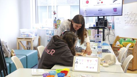 Del proyecto de la Neuroescola del HULA se benefician actualmente diez pacientes, de entre 6 y 18 aos, con epilepsias complejas.