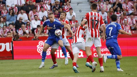 Derbi asturiano entre el Real Sporting de Gijon y el Real Oviedo en El Molin�n