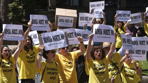 Opositores a la futura construcci�n de la Ronda Norte de Oviedo, abuchean al alcalde de la ciudad, Alfredo Canteli