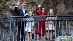 La princesa de Asturias, Leonor (2�i), acompa�ada por sus padres, los Reyes, y su hermana Sof�a (d), en la Santa Cueva de Covadonga donde asisten a la conmemoraci�n del centenario de la coronaci�n de la Virgen de Covadonga
