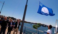 El presidente de Portos iz la bandera azul en Cabo.