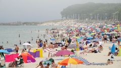 Un banco de niebla no desanima a los ba�istas de Samil