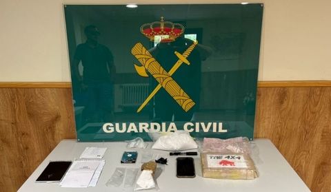 El material aprehendido al detenido.