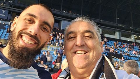 Pi�o Sola, con�Borja�Iglesias en el estadio de Bala�dos antes del Celta-Mallorca.