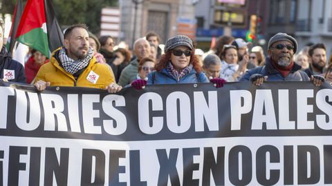 Miles de personas, 12.000 seg�n los organizadores, han participado este s�bado en Gij�n en una de las manifestaciones convocadas por asociaciones de apoyo a Palestina en distintas ciudades de Espa�a para exigir al gobierno que promueva un alto el fuego inmediato y permanente en Gaza y sanciones al Estado de Israel