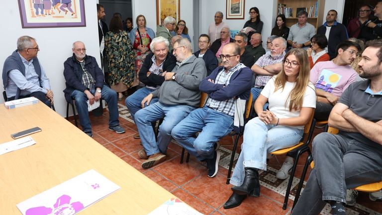 El alcalde de Carballo, primero por la izquierda, en la asamblea del BNG de ayer por la noche, donde anunci su renuncia al cargo