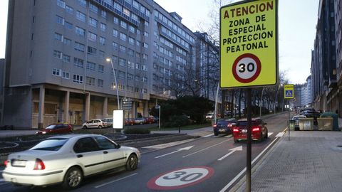 A 30 POR HORA Muchas calles de las ciudades ya estn limitadas a 30 kilmetros por hora, como esta de Los Rosales, en A Corua