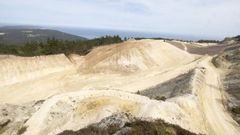 Imagen tomada este jueves del entorno que en su d�a alberg� el complejo minero. No hay rastro de las balsas y comenzaron los trabajos de rellenado y nivelaci�n del terreno.