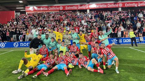 El equipo lucense celebrando con su afici�n la victoria ante el Logro��s