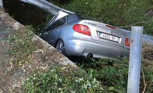 El veh�culo qued� encastrado entre dos muros a punto de ir al r�o.