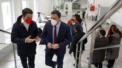 Imagen de archivo del alcalde de Boiro, Jos� Ram�n Romero, y el presidente de la Diputaci�n, Valent�n Gonz�lez Formoso, en una visita institucional