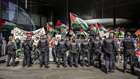 Un grupo de manifestantes pro-Palestina protesta contra los organizadores del Festival de Eurovisión, exigiendo la expulsión de Israel del certamen.