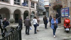 Ribeirenses haciendo cola en una administraci�n de loter�a del municipio.
