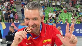 V�ctor P�rez, entrenador ayudante del Breog�n, con la medalla de bronce del EuroBasket U20 2026.
