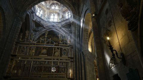 Catedral de Ourense, con la luz que entra desde el cimborrio iluminando la capilla mayor, con la reja de Celma.