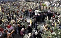 La bendici�n de Ramos atrae cada a�o a una multitud a la plaza de Fefi��ns. 