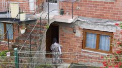 La casa, en su estado actual, con las dos plantas del conflicto, en Ares.