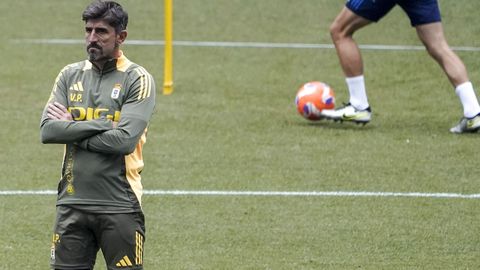 El entrenador del Real Oviedo, Veljko Paunovic, durante el entrenamiento de este jueves en el Estadio Carlos Tartiere en Oviedo, de cara al partido de vuelta de la final del play-off de este sábado ante el Mirandés