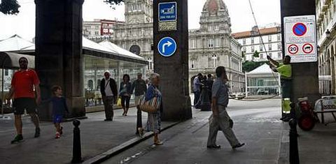 Las nuevas se�ales que regular�n el aparcamiento en la Ciudad Vieja desde el lunes ya est�n instaladas en los accesos. 
