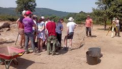 Voluntarios del campo de trabajo juvenil que participaron el a�o pasado en las excavaciones del castro de Cereixa
