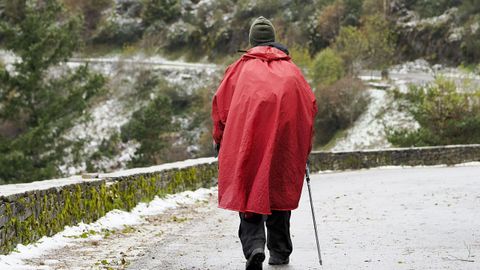 Un peregrino, caminando este jueves por O Cebreiro en la primera jornada de nieve del otoo