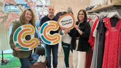 Jos Lago (Dumbra), Beln Gonzlez (Coristanco) e Lorena Palleiro (A Laracha) foron as tres persoas agraciadas cos cheques-regalo de 100 euros cada un que sorteou o CCA con motivo da campaa do Da da Nai.