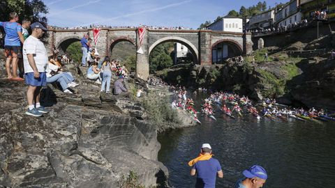 Fiesta de la piragua en el Sil.M�s de trescientos participantes y numerosos p�blico disfrutaron del descenso internacional