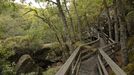 Una pasarela de madera da acceso a la Cntara da Moura