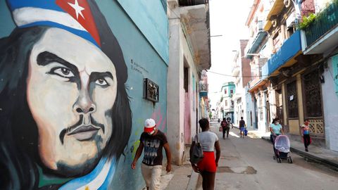 Ciudadanos protegidos con mascarillas caminan por una calle este martes, en La Habana, Cuba