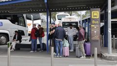 Usuarios del aeropuerto de A Coru�a, esperando este s�bado la llegada del bus metropolitano A4 para trasladarse hasta A Coru�a