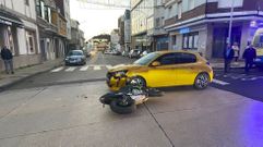 La moto cay� al suelo tras el choque y el turismo sufri� da�os en su parte frontal