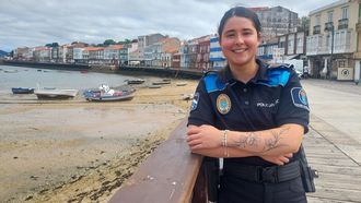 Alejandra Freire, auxiliar de la Polica Local de Mugardos, ayer en la villa