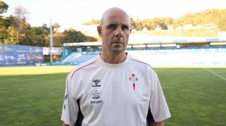 El entrenador del Celta Fortuna, Fredi &Aacute;lvarez, tras el amistoso frente al Vizela.